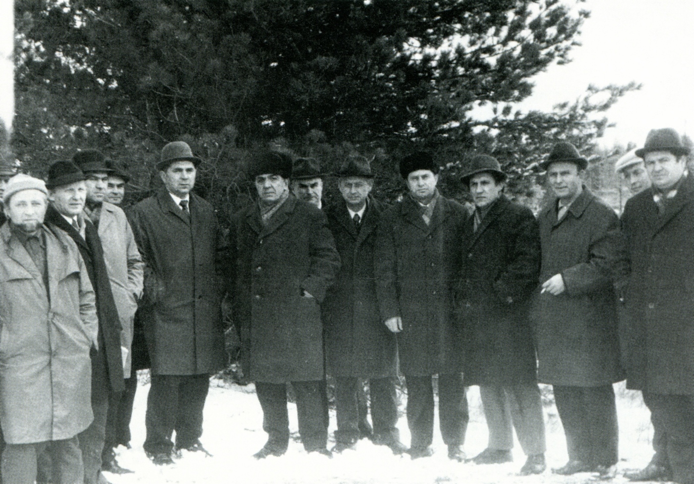На месте закладки Нового Уренгоя: П. С. Иванов, В. В. Стрижов, В. Г. Чирсков, Е. Н. Алтунин, Г. П. Богомяков, С. А. Оруджев, А. Н. Гурьев, В. Н. Тюрин, Е. Ф. Козлов, Н. И. Белый, В. Д. Батазовский, Г. А. Шемраев