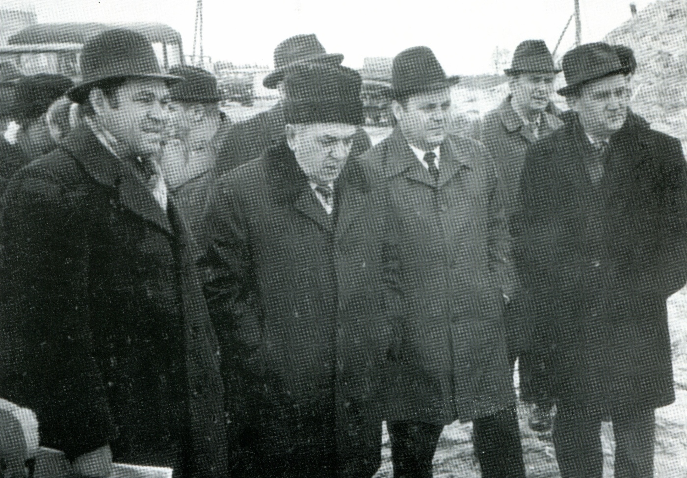 В. Г. Чирсков, С. А. Оруджев, А. Г. Гудзь, В. Д. Батозский и Е. Н. Яковлев. На площадке компрессорной станции Лон-Юган, Тюменская область, 1979 г.