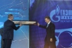 Алексей Миллер вручает коллективу ООО «Газпром трансгаз Нижний Новгород» историческое фото «Панорама Нижегородской ярмарки в 1891 году»