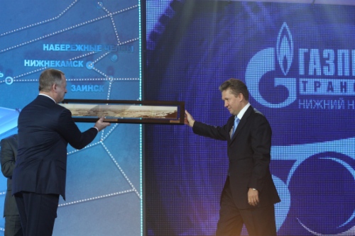 Алексей Миллер вручает коллективу ООО «Газпром трансгаз Нижний Новгород» историческое фото «Панорама Нижегородской ярмарки в 1891 году»
