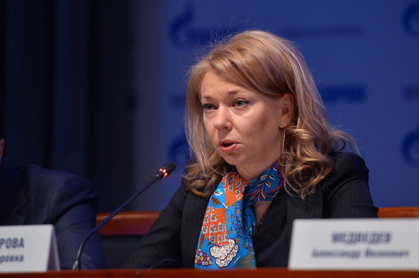 Елена Бурмистрова во время пресс-конференции «„Газпром“ на Востоке России, выход на рынки стран АТР»
