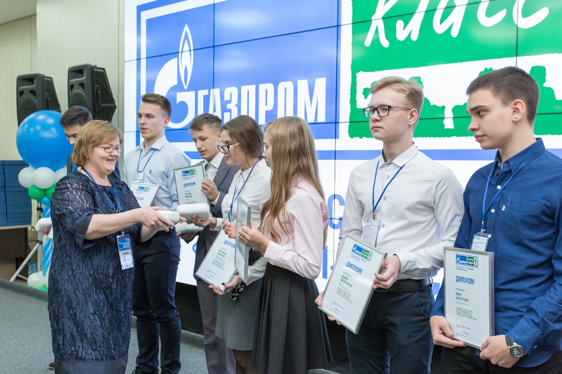 Дипломы участникам слета вручает заместитель начальника Департамента — начальник Управления ПАО «Газпром» Татьяна Токарева