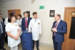 Главный врач югорской городской больницы Федор Медведев показывает детское отделение Петру Созонову