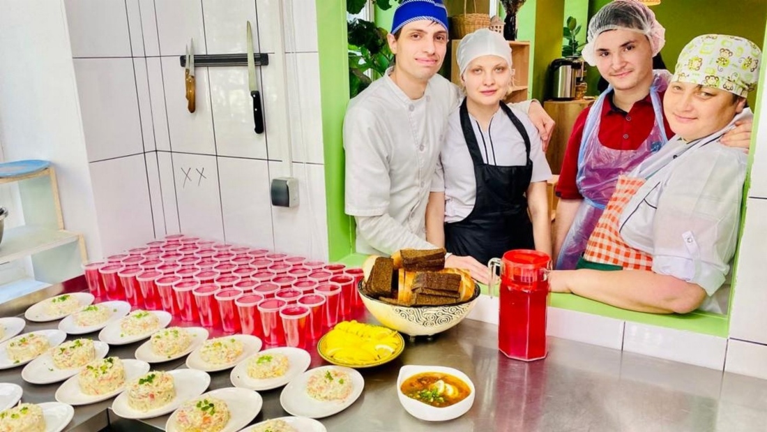 Подопечные ТОКа трудятся в кафе под руководством профессиональных кулинаров