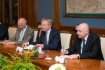 Член Исполнительного комитета Royal Dutch Shell Маартен Ветселаар (в центре) во время рабочей встречи с Алексеем Миллером