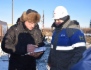 Губернатор Омской области Александр Бурков (слева) поблагодарил специалистов бригады капитального ремонта скважин № 8 под руководством мастера Антона Демидова (справа)