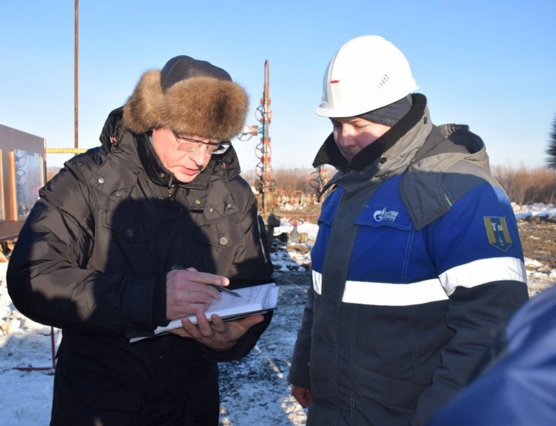 Губернатор Омской области Александр Бурков (слева) поблагодарил специалистов бригады капитального ремонта скважин № 8 под руководством мастера Антона Демидова (справа)