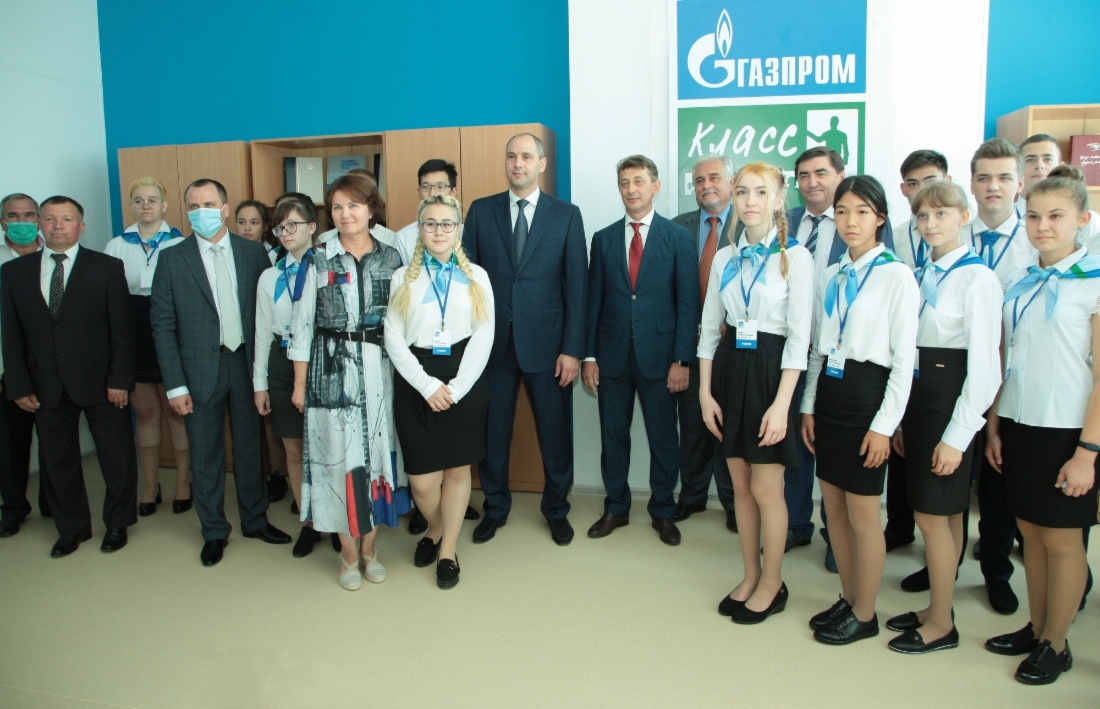 Губернатор Оренбургской области Денис Паслер, генеральный директор ООО «Газпром добыча Оренбург» Олег Николаев, президент Межрегионального общественного фонда Черномырдина «Поддержка и развитие среднего класса» Виталий Черномырдин, директор филиала РГУ нефти и газа (НИУ) имени И. М. Губкина в Оренбурге Сергей Горшенин с учащимися «Газпром-класса» Губернатор Оренбургской области Денис Паслер, генеральный директор ООО «Газпром добыча Оренбург» Олег Николаев, президент Межрегионального общественного фонда Черномырдина «Поддержка и развитие среднего класса» Виталий Черномырдин, директор филиала РГУ нефти и газа (НИУ) имени И. М. Губкина в Оренбурге Сергей Горшенин с учащимися «Газпром-класса»