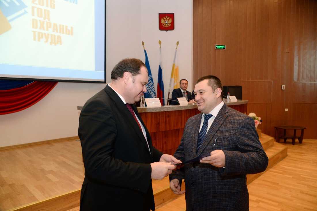 Генеральный директор ООО «Газпром трансгаз Ставрополь» Алексей Завгороднев (слева) награждает самых инициативных работников предприятия