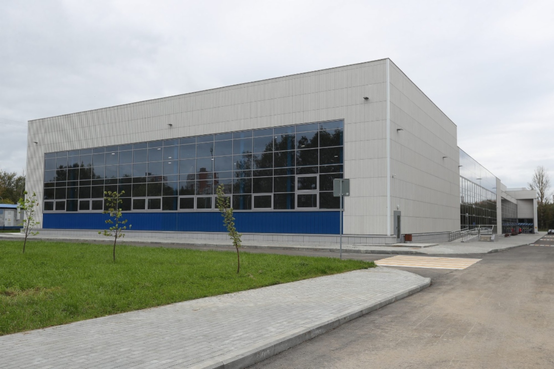Физкультурно-оздоровительный комплекс c универсальным залом, бассейном и катком, построенный по проекту «Газпром — детям»
