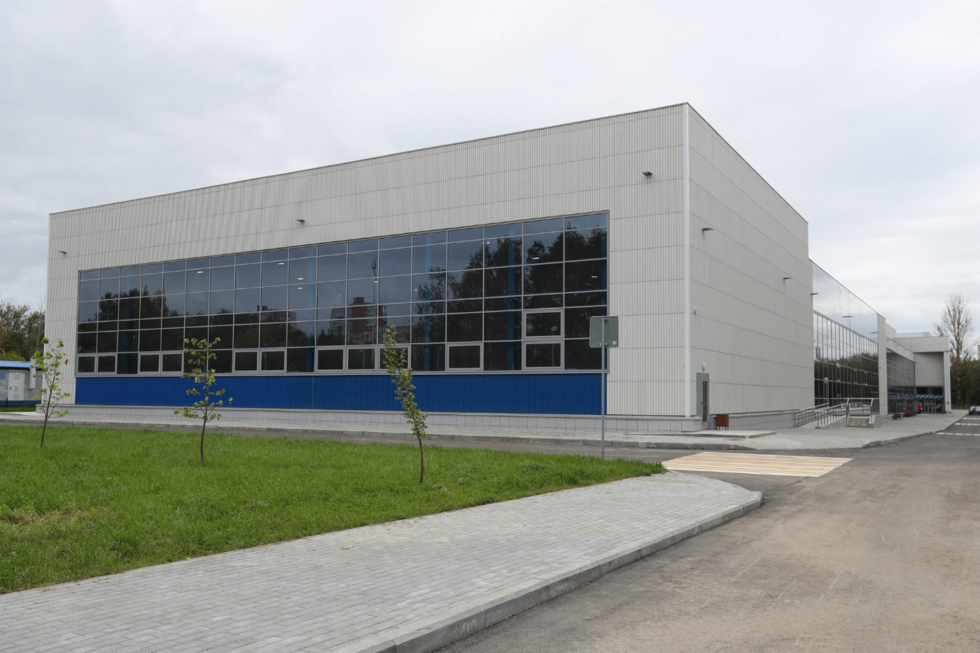 Физкультурно-оздоровительный комплекс c универсальным залом, бассейном и катком, построенный по проекту «Газпром — детям»
