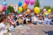 Игры и представление на свежем воздухе предварили один из главных сюрпризов для школьников — спектакль в исполнении профессиональных артистов