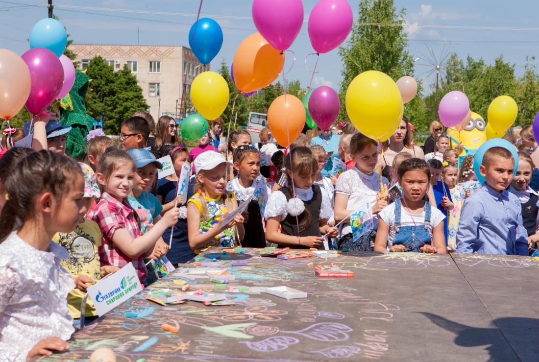Игры и представление на свежем воздухе предварили один из главных сюрпризов для школьников — спектакль в исполнении профессиональных артистов
