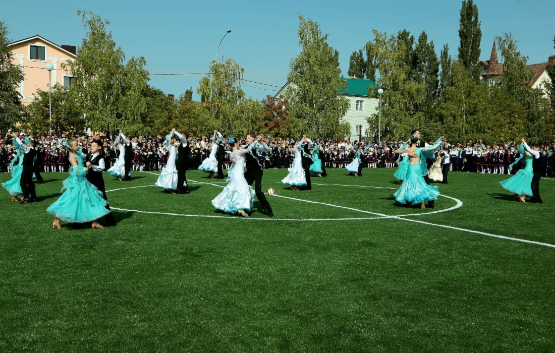 Линейка состоялась на новом футбольном поле, где собрались все ученики гимназии и их родные