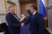 Директор Новосибирского ЛПУМГ Михаил Клюкин (справа) принимает заслуженную награду