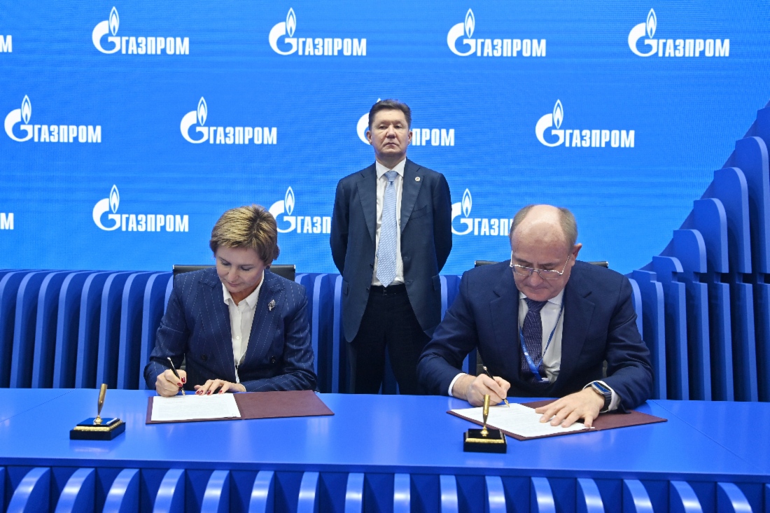 Генеральный директор АО «НПФ „Микран“ Вера Парамонова и Виталий Маркелов 