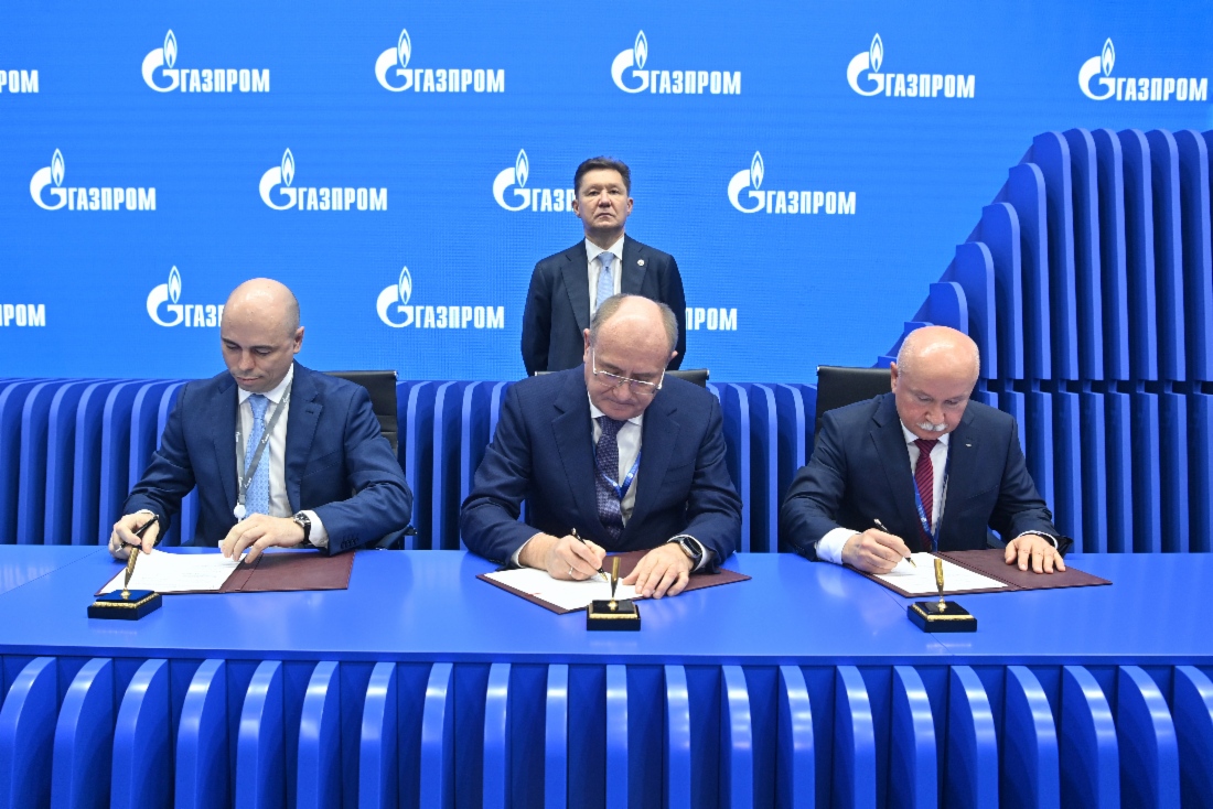 Генеральный директор ООО «Газпром переработка Благовещенск» Юрий Лебедев, Виталий Маркелов и генеральный директор ООО «Газхолодтехника» Юрий Белоусов