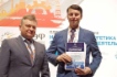Начальник производственно-технического управления ООО «Газпром трансгаз Томск» Алексей Маслов (справа) с наградой