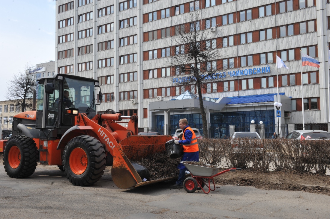 Субботник в районе административного здания компании