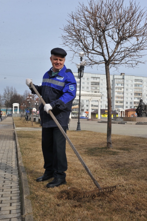 Субботник на площади П. И. Чайковского