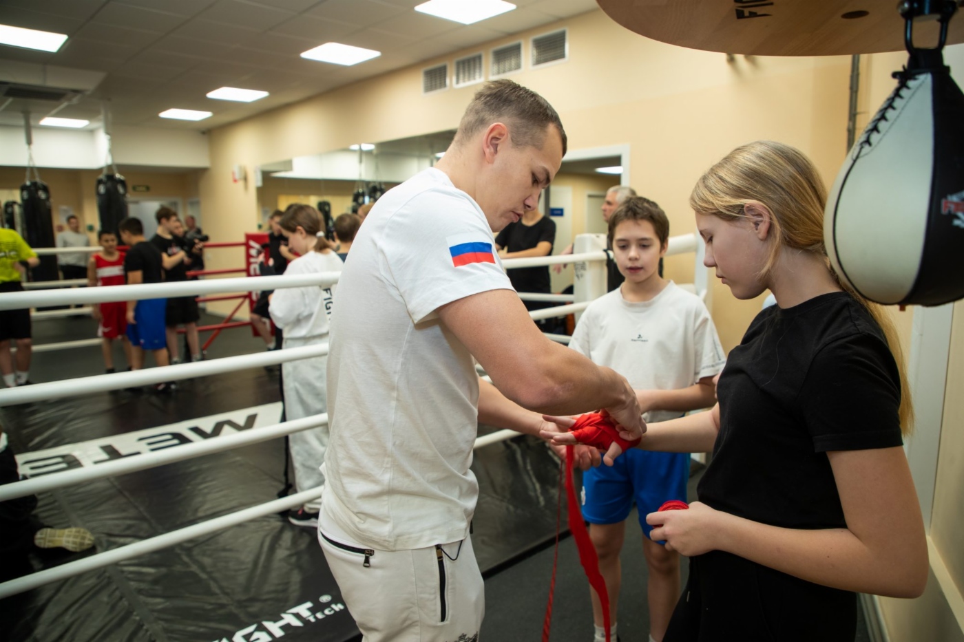 Чемпион мира по боксу учит наматывать боксерский бинт