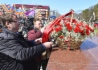 Генеральный директор ООО «Газпром добыча шельф Южно-Сахалинск» Владимир Кроха во время возложения цветов к вечному огню