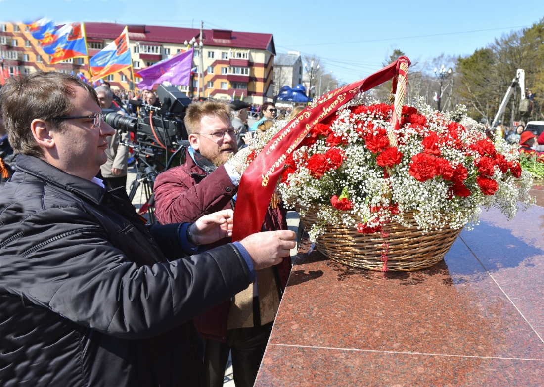 Генеральный директор ООО «Газпром добыча шельф Южно-Сахалинск» Владимир Кроха во время возложения цветов к вечному огню
