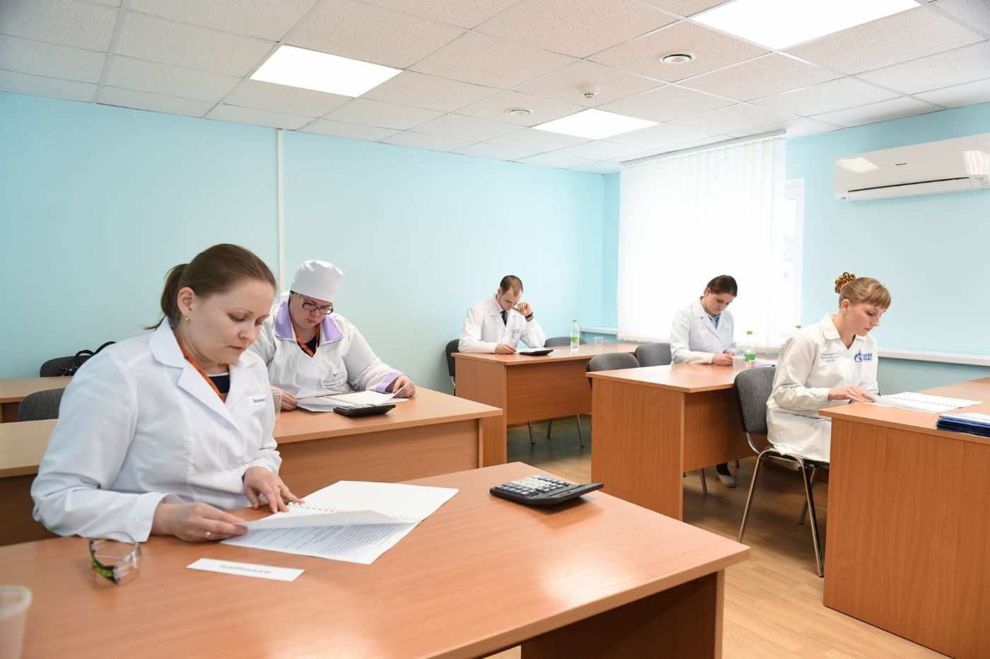 Конкурсанты знакомятся с предложенной методикой химического анализа для выполнения практического задания