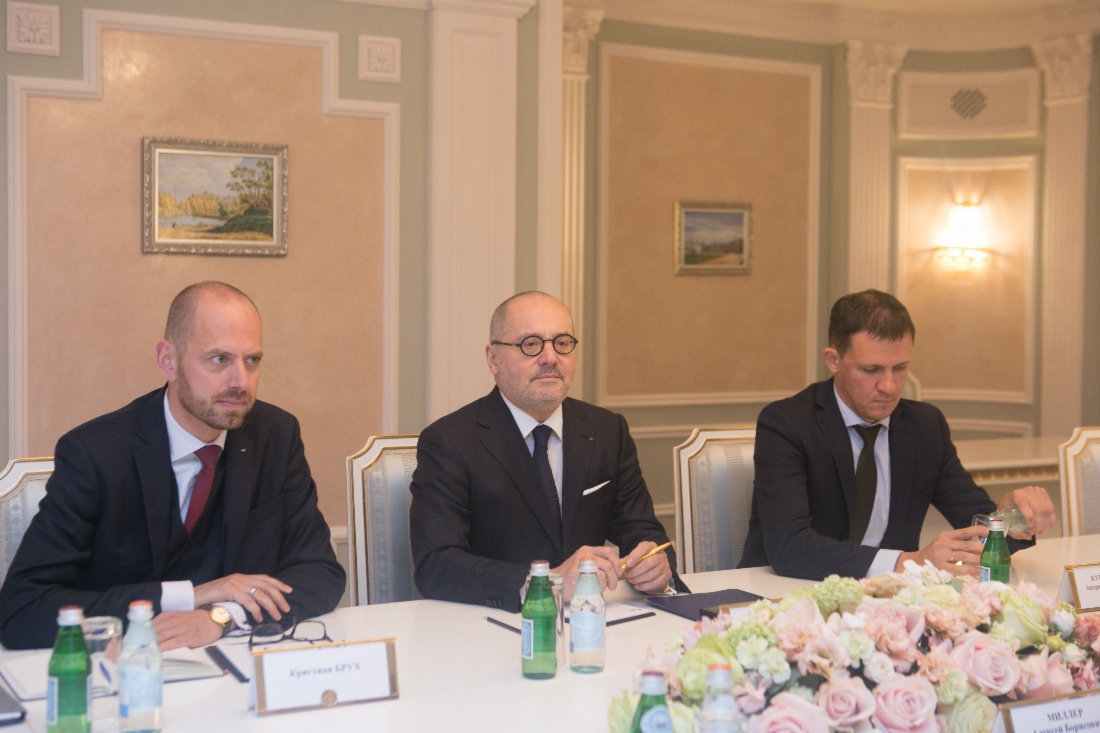 В рамках VIII Петербургского международного газового форума состоялась рабочая встреча Алексея Миллера и Главного исполнительного директора Linde AG Альдо Беллони (в центре)