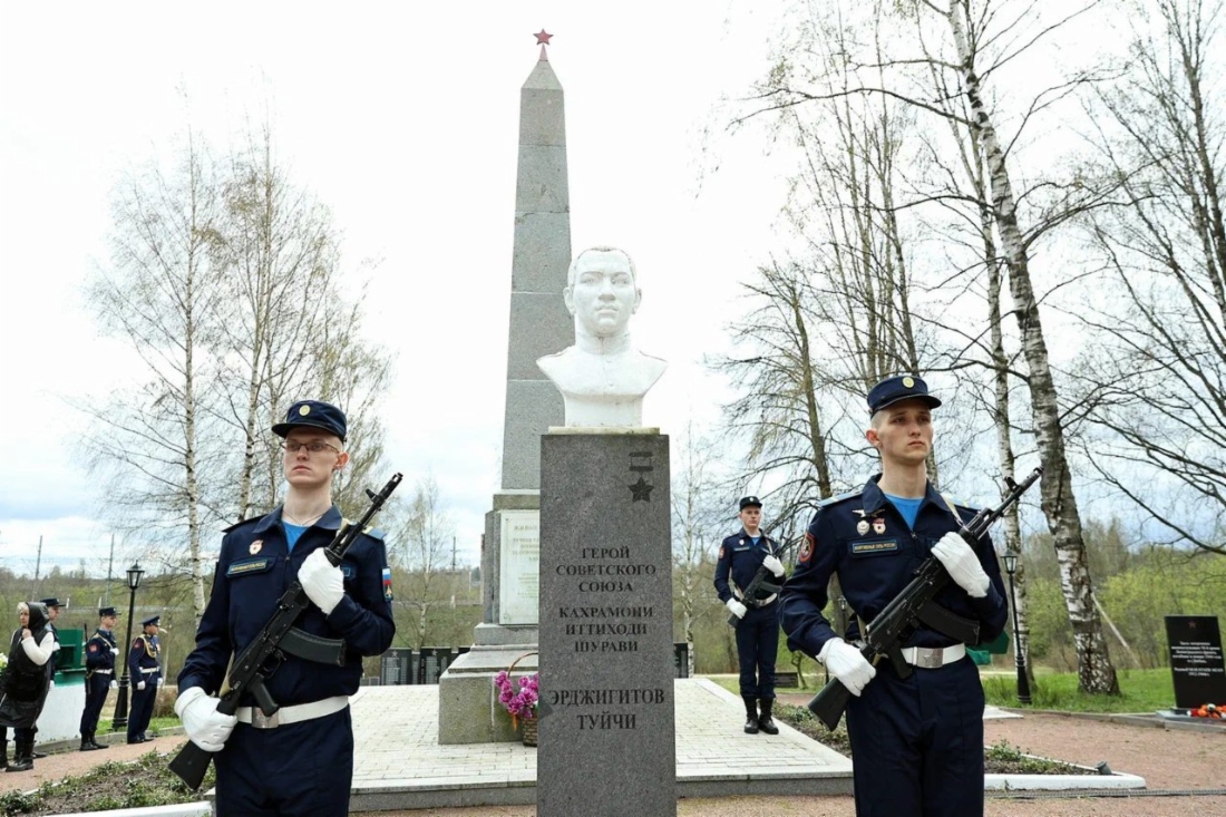 Караул у мемориала
