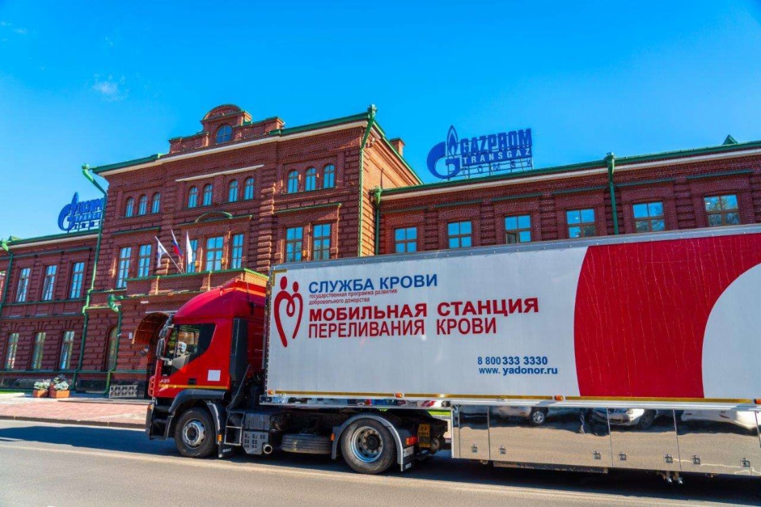 Передвижная станция по переливанию крови возле главного офиса
предприятия