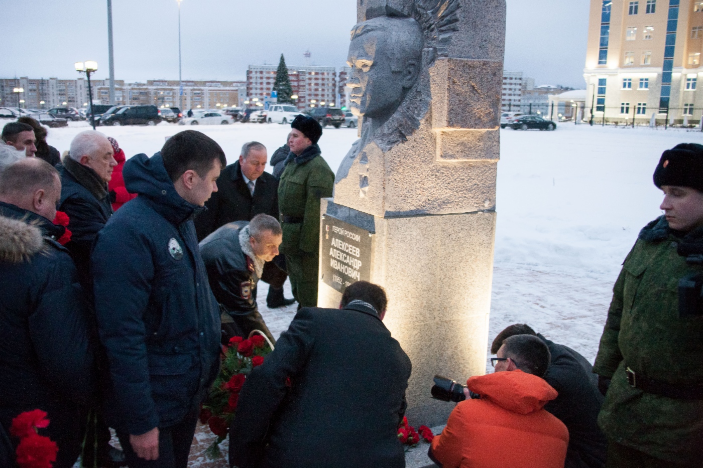 Возложение цветов к новому памятному месту Ухты