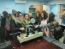 Школьники изучают работу измерительной аппаратуры