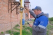 Специалист проверяет герметичность соединения газовой трубы