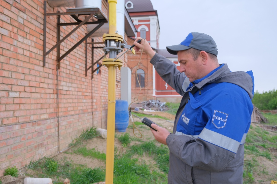 Специалист проверяет герметичность соединения газовой трубы
