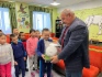 Георгий Суворов, заместитель начальника по общим вопросам Медико-санитарной части, прилетел в Сёяху поздравить «крестника» предприятия