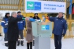 Участники мероприятия зажигают газовую горелку
