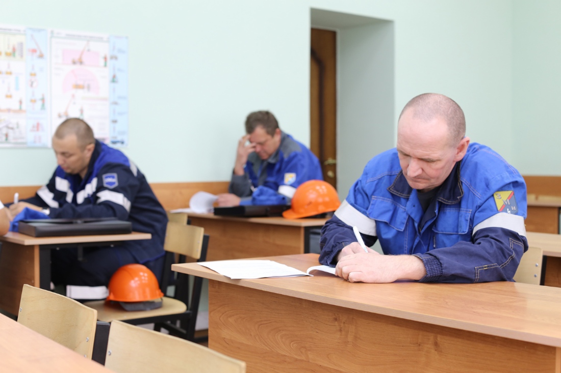 В первый день, после проведенных инструктажей и жеребьевки, конкурсанты выполнили теоретические задания на определение уровня знаний спецтехнологий, правил охраны труда, пожарной и промышленной безопасности