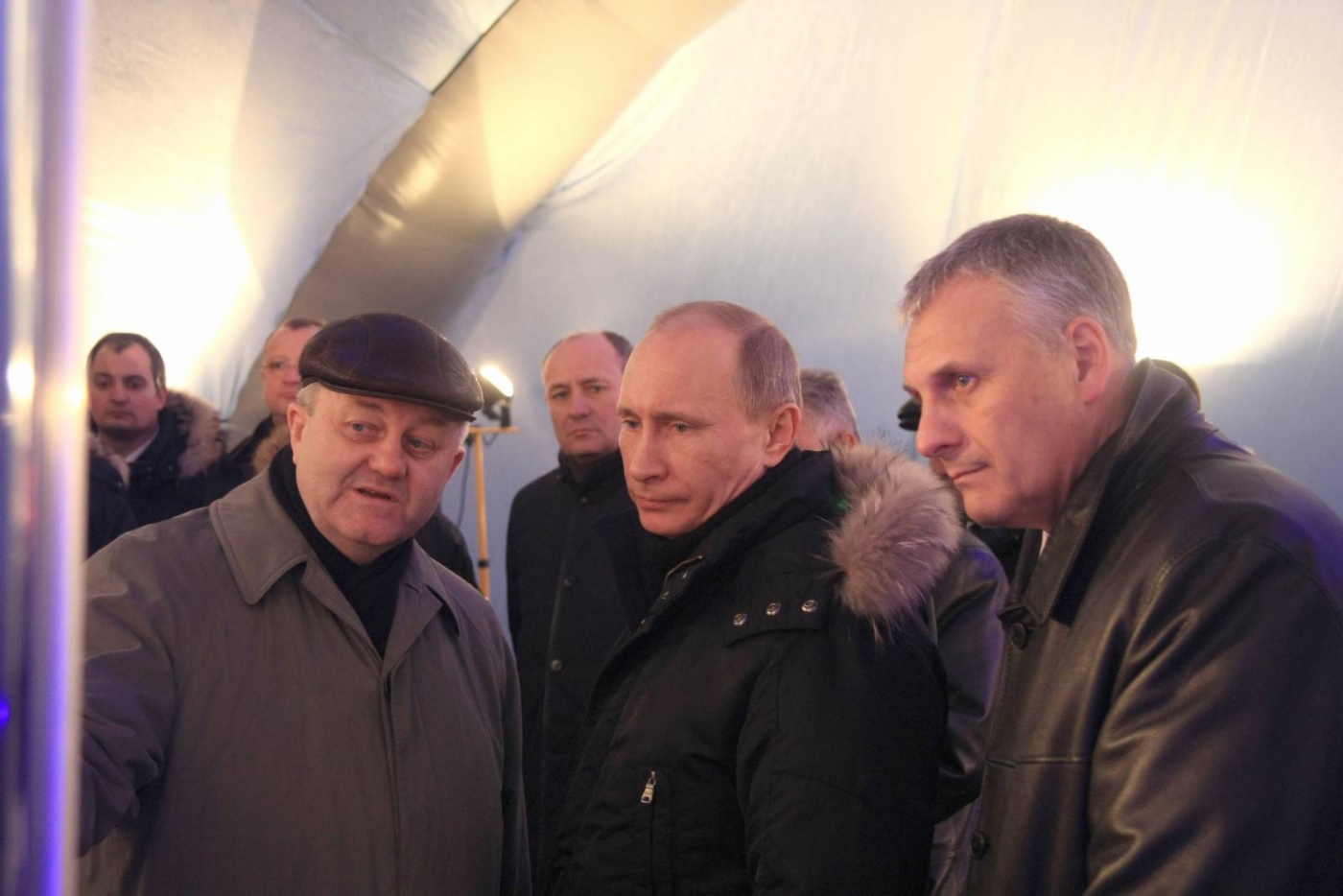 Заместитель Председателя Правления ОАО «Газпром» Александр Ананенков, Председатель Правительства РФ Владимир Путин и Губернатор Сахалинской области Александр Хорошавин во время торжественных мероприятий, посвященных вводу в эксплуатацию первоочередных объектов газоснабжения и газификации для поставок природного газа в Южно-Сахалинск