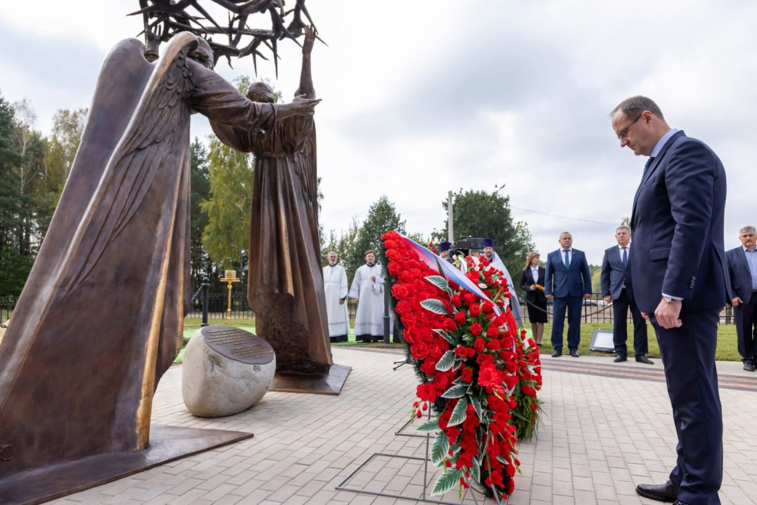 Венок к мемориальному комплексу возлагает генеральный директор ООО «Газпром трансгаз Москва» Александр Бабков
