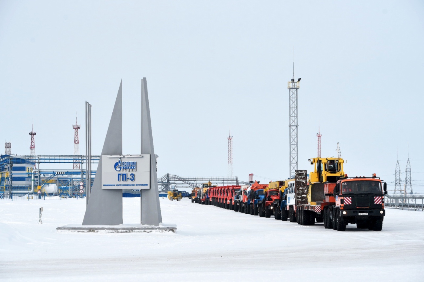 Автоколонна со строительной и вспомогательной техникой выдвинулась с Бованенковского месторождения по специально построенной сезонной автодороге (зимнику) на Харасавэйское месторождение