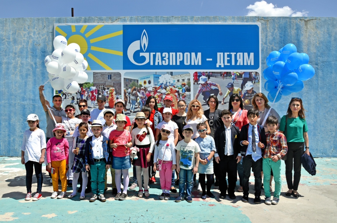 Выставка детских рисунков, посвященная миру и Дню Земли