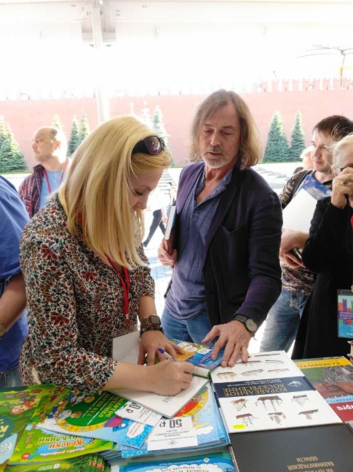 Анна Чуракова, директор ООО «Коми республиканская типография» и художник Никас Сафронов