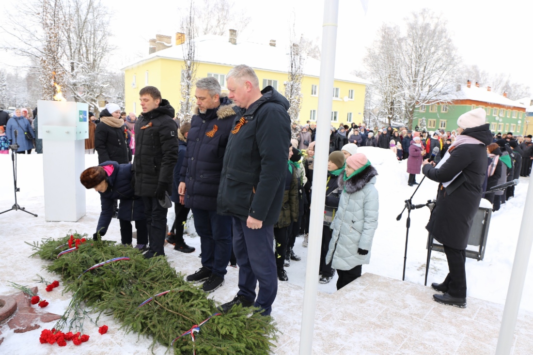 Зажжение Вечного огня в Печорах