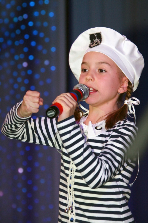 Дипломант I степени Алена Боярко (9 лет) свои песни посвятила дедушке-моряку, участнику Великой Отечественной войны
