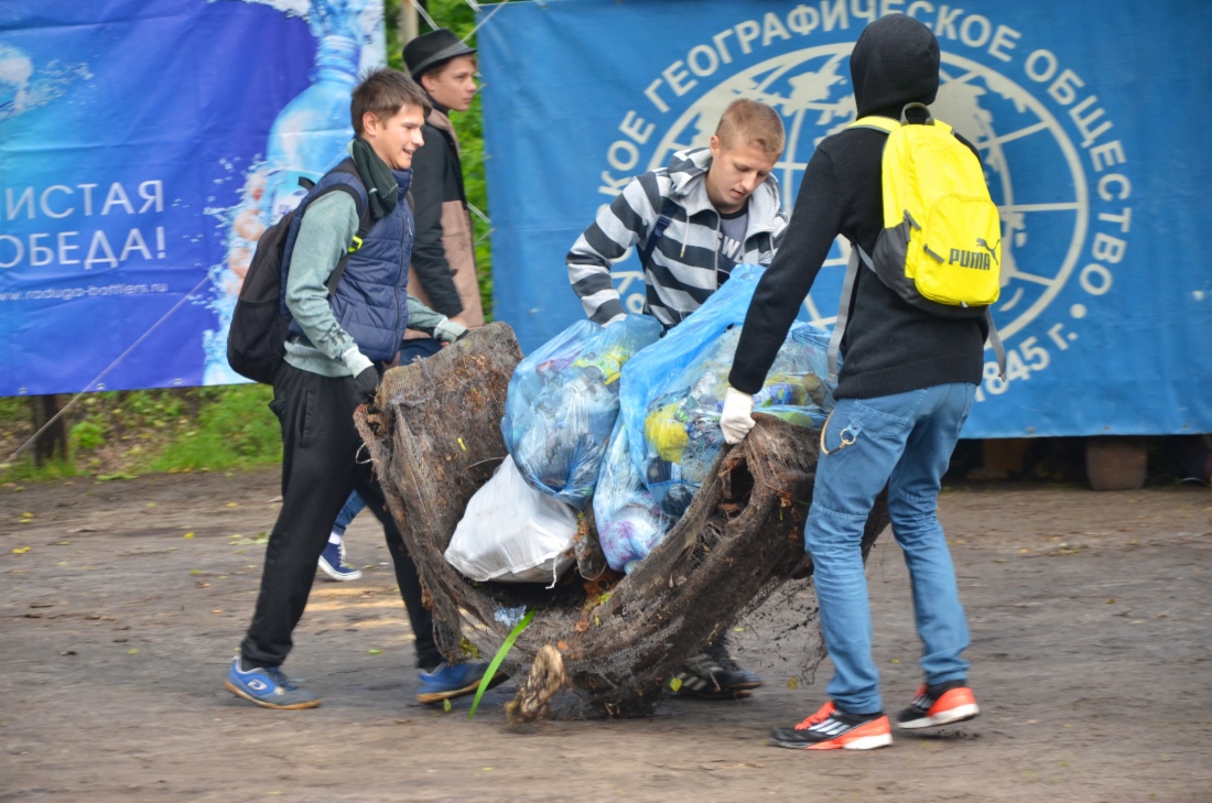 Уборка территории природного парка предварила развлекательную программу