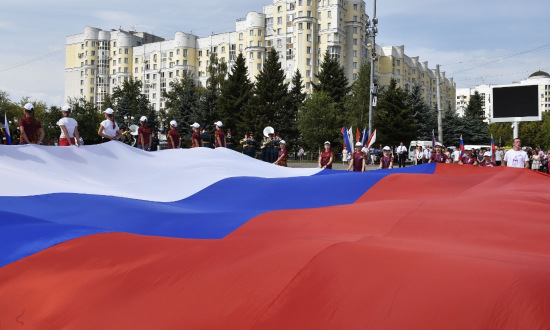 В знаменательный День государственного флага Российской Федерации творческие делегации фестиваля «Созвездие» приняли участие в патриотической акции на территории Памятника «Воинам и партизанам-освободителям» в Брянске
