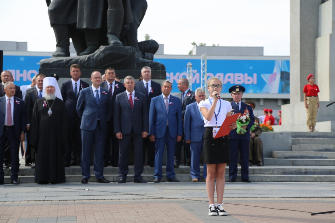 Участница III корпоративного фестиваля творческих коллективов и исполнителей ООО «Газпром трансгаз Москва» «Созвездие» Варвара Внукова выступает на патриотической акции на территории Памятника «Воинам и партизанам-освободителям» в Брянске