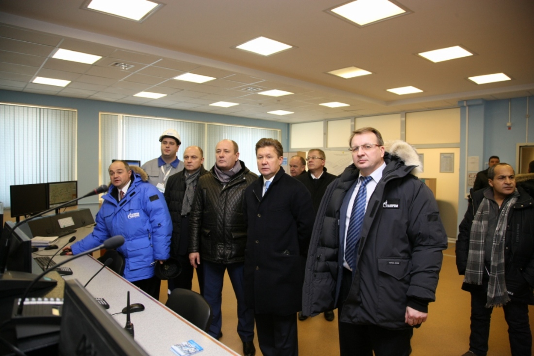 Алексей Миллер (в центре) в диспетчерском зале Бованенковского месторождения