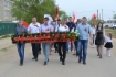 Работники Жирновского линейного производственного управления магистральных газопроводов (ЛПУМГ) несут гирлянду цветов для возложения